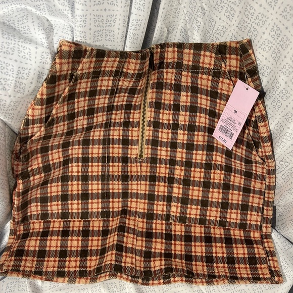 wild fable Dresses & Skirts - NWT Wild Fable plaid skirt w/front zipper and front pockets.